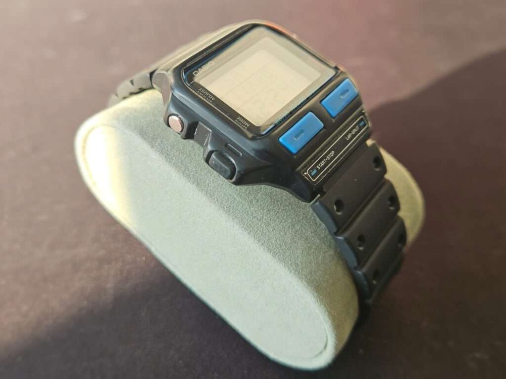 Side view of a Casio SDB-500 watch case showing control buttons and profile.